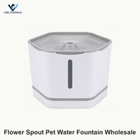 Fontaine à eau hexagonale pour animaux de compagnie avec bec en forme de fleur, fontaine à boire automatique pour chat et chien avec bassin à motif d'os, blanche