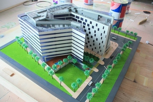 Modelli di Edifici Commerciali e in Miniatura Scala HO/N Hotel/Torre in PC/ABS Verde e Bianco con Luci - Product Image 5