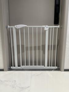 Barrière d'escalier moderne en fer YIXIN SG-003 pour bébés et chiens, barrière de sécurité pour enfants, protection contre les chutes, clôture pour chiots, conforme à la norme EN71 - Product Image 3