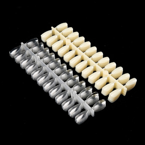 Présentoir transparent pour faux ongles en forme de goutte d'eau amande, avec nuancier de couleurs pour nail art - Product Image 1
