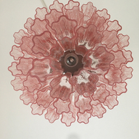 Lustre en verre rose doré de luxe, à plusieurs niveaux, avec abat-jour en cristal à bords festonnés, accents floraux en laiton, éclairage à économie d'énergie