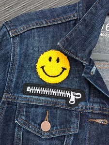 Toppa Termoadesiva in Ciniglia Gialla con Faccina Sorridente, Distintivo Applicabile Fai da Te per Giacche, Jeans, Zaini, Cappelli e Riparazione Abbigliamento - Product Image 2