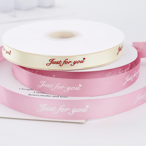 Pita Kain Satin Poliester 100% 1 Inci 4mm untuk Pembungkus Kado Natal Kustom, Desain Mewah dengan Embos Foil Emas 3D, Logo Kustom - Product Image 3