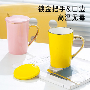 Taza de cerámica de color sólido con borde y asa dorados, con tapa y cuchara para café, té, regalo. - Product Image 2