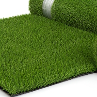 Gazon artificiel réaliste vert en rouleau pour terrains de sport extérieurs et aménagement paysager de jardin