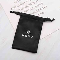 Sac de rangement pour bijoux en tissu lisse et brillant avec logo personnalisé, pochette à cordon en satin noir pour boucles d'oreilles, collier, emballage cadeau