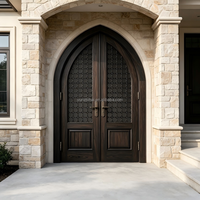Porte double cintrée de luxe avec transom en verre décoratif pour entrée de villa, finition en bois d'acajou foncé artisanal