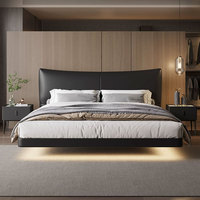 Chambre principale luxueuse avec lit double, équipée d'un système d'éclairage LED et d'un cadre de lit souple suspendu