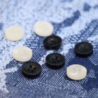 Kancing Resin Flatback 4 Lubang Berkualitas Tinggi Ramah Lingkungan Dapat Disesuaikan Dekorasi Rhinestone Berkilau Tinggi Merek OWIDEA Model