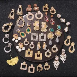 100 تصميم الجملة الأزياء الجميلة مجوهرات كريستال بيرل حَجَرُ الرَّايِن كبير الحجم هوب إسقاط أقراط للنساء الذهب الأقراط المطلية معشقة الأشكال