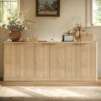 Buffet en bois naturel à côtés cannelés avec un grand espace de rangement, portes à lattes verticales pour salle à manger, salon