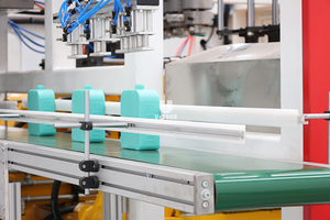 Machine de soufflage automatique pour bouteilles de détergent et fûts d'huile, multi-cavités, débavurage, IML, récupération des déchets, traitement des matériaux plastiques - Product Image 4