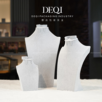 Présentoirs personnalisés pour bijoux : Supports en velours pour colliers, bagues, pendentifs et bustes de mannequins pour magasins