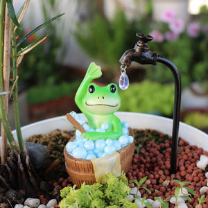 Statue de bain de <span class=keywords><strong>grenouille</strong></span> <span class=keywords><strong>verte</strong></span> lunatique avec robinet artisanat en résine-<span class=keywords><strong>grenouille</strong></span> dans un seau en bois avec eau de bain bleue et porte-savon - Product Image 4