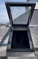 Fenêtre de toit électrique de grande taille à ouverture à 90 degrés en alliage d'aluminium de conception moderne, utilisée pour les escaliers, les toits ouvrants, les fenêtres résistantes aux ouragans