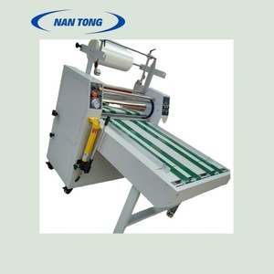 Machine à plastifier hydraulique Nantong NT-8705, largeur 720 mm, superposition automatique des bords, épaisseur de revêtement 5 mm - Product Image 1