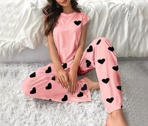Conjunto de Pijamas Femininos com Estampa de Coração, Camiseta de Manga Curta e Calças Longas, Cintura Elástica, Macio, Respirável, Sem Rugas, 100% Poliéster - Product Image 1