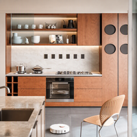 Îlot de cuisine moderne bicolore gris clair et bois foncé, écologique, avec appareils encastrés, niche LED, cuisine ouverte sur mesure