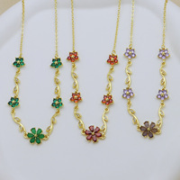 Collier tendance pour femme en cuivre plaqué or 18 carats avec chaînes florales style plante, pétales épanouis et zircon coloré