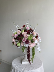 Composizioni floreali pendenti rosa nude e bordeaux per corridoio, con amaranto, anthurium, calla di riso, per centrotavola rossi - Product Image 3