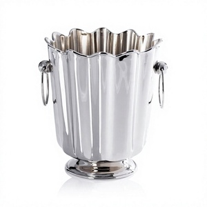 Seau à glace classique en métal, design cannelé, base sur pied avec poignées annulaires, pour champagne, vin, boissons, accessoires de bar à domicile - Product Image 1