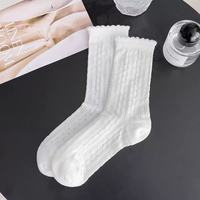 Chaussettes en coton fines et respirantes à motif floral ajouré pour femme, blanches, élégantes, pour le quotidien, avec logo discret – Vente en gros