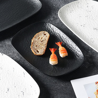Assiette de service en céramique mate à texture pierre, forme irrégulière, pour steak et sushi, vaisselle pour hôtel et restaurant
