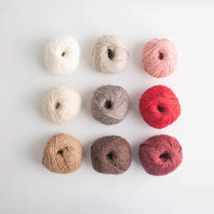 Fil à tricoter YARNA Arue (50g) – Mélange teint doux de qualité supérieure, pelucheux, naturel, chic, élégant, teint à la main, créatif, ludique et doux - Product Image 5