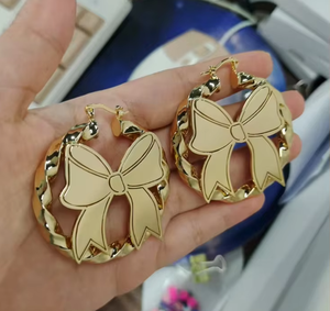 Pendientes de Aro Trenzados de Acero Inoxidable Chapados en Oro de 18K con Personajes de Dibujos Animados Personalizados para Mujer, Modernos para Fiestas, Disponibles para Dropshipping - Product Image 4
