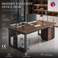 Bureau de direction moderne avec coins arrondis, plateau épais, finition bois foncé, structure en métal noir et passe-câbles