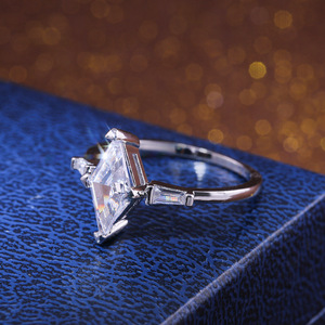 Anello minimalista con pietra marquise per donna, elegante design intarsiato, gioielli alla moda per feste - Product Image 4