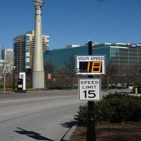 Panneau de signalisation routière personnalisé pour l'avertissement et la limitation de vitesse avec radar micro-ondes 24 GHz et feux LED haute luminosité, sécurité routière