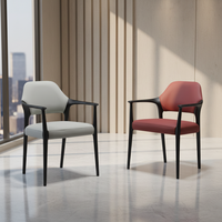 Chaise de salle à manger en cuir en bois de frêne rouge au design nordique moderne avec dossier rembourré doux, stable pour la maison, l'hôtel, le bar