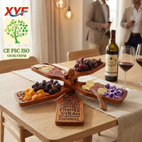 Creatief aperitiefplateau in de vorm van perzikbloesems, afneembaar tafelblad, dessert, fruit, rode wijn, houten dienblad, modern en eenvoudig