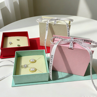Boîte à bijoux magnétique portable haut de gamme, motif carré moderne, pour bagues, boucles d'oreilles et colliers, avec logo de luxe