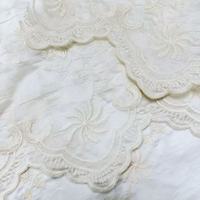 Tissu en dentelle florale brodée ivoire de qualité supérieure avec bordure festonnée pour robes de mariée de luxe, robes de soirée et couture