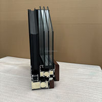 Fenêtres battantes haut de gamme en bois et aluminium composite avec isolation thermique et design à coins arrondis pour villa de luxe