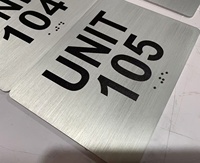 Plaque en braille personnalisée Panneau de signalisation en aluminium Panneau de sortie tactile Panneaux de toilettes en aluminium brossé