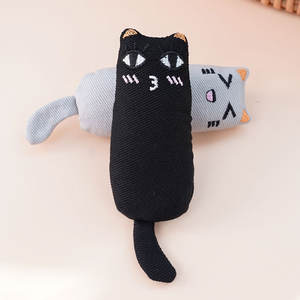 Jouets à mâcher pour chat en tissu gris et noir avec logo personnalisé et catnip - Product Image 5