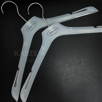 Leichte, multifunktionale Kunststoff-Kleiderbügel mit Clips und Hosenhalter für individuelles Logo, koreanischer Stil, für Bekleidungsgeschäfte und Ladenausstattung