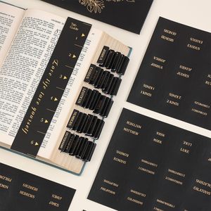 Onglets <span class=keywords><strong>de</strong></span> Bible laminés, index <span class=keywords><strong>de</strong></span> chapitres <span class=keywords><strong>de</strong></span> la Bible avec lettrage en relief doré pour femmes et hommes, étiquettes adhésives à grand format repositionnables - Product Image 1