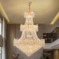 Lustre en cristal à trois niveaux sur mesure avec éclairage LED, idéal pour les grands projets de décoration d'escaliers de hall d'hôtel, design moderne et luxueux, hauteur réglable