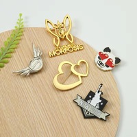 Broche personnalisée en alliage doré avec nom et lettre, logo personnalisé, accessoire de mode pour vêtements et hijab, fabriqué en Chine