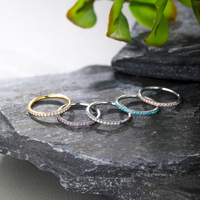 Vente en gros de anneaux d'oreille segmentés à charnière en acier chirurgical 316L pour septum nasal, avec zircon pavé orienté vers l'extérieur