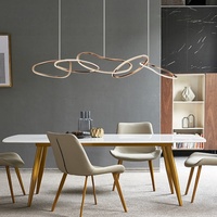 Lampe suspendue en métal irrégulière de style moderne et luxueux avec un design géométrique pour la salle à manger à domicile