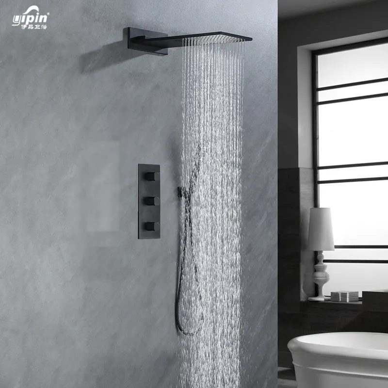 モダンなデザインのウェアデッキに取り付けられた壁に隠されたシャワーセットブラックゴールドシャワー蛇口降雨滝レインシャワーセット