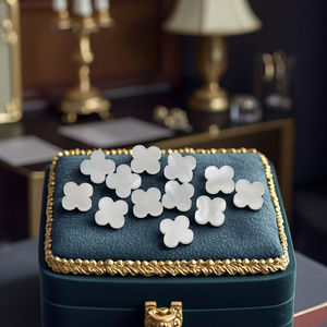 Dubai all'ingrosso di alta qualità pesante trifoglio di zircone 13x13x2.1mm 1.2g bianco naturale madreperla quadrifoglio di <span class=keywords><strong>pietra</strong></span> - Product Image 1