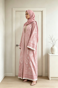 Ensemble deux pièces musulman élégant de Dubaï : Abaya rose à imprimé cachemire en polyester avec poches et franges, ouverture sur le devant, et tenue assortie - Product Image 3