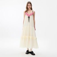 Robe longue superposée personnalisée OEM ODM pour femme, couleur ivoire, bretelles spaghetti, applique rose, ruban noir à nouer, idéale pour les tenues de villégiature