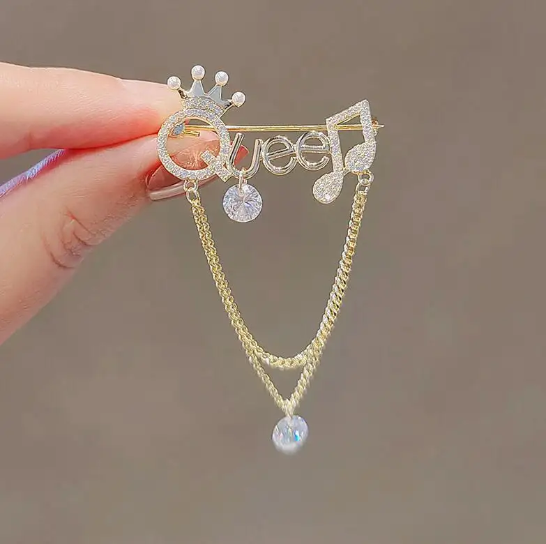 Bros trendi mantel perhiasan kristal berlian imitasi mahkota huruf musik rumbai pakaian wanita Aksesori bros